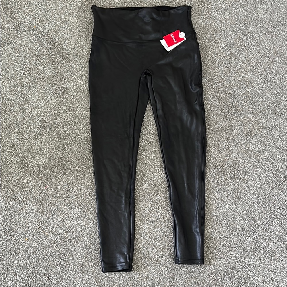 SPANX Faux leather leggings. Petite in black